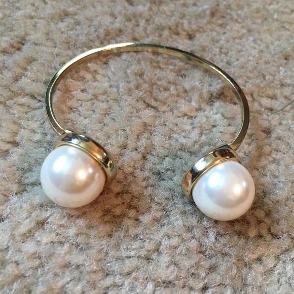Gold pearl bangle bracelet - Picture 1 of 3